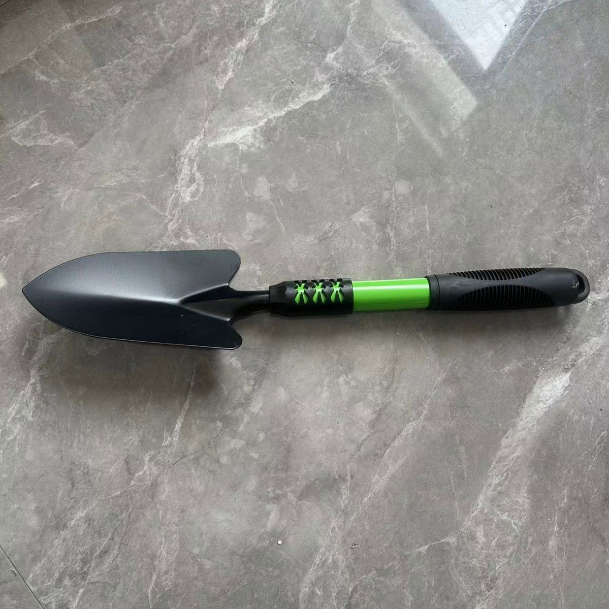 Set 4 Unelte de Gradina Flippy, pentru Plantare, Prelucrare Sol si Ingrijire Plante, Material PVC Carbon, Grebla, Sapaliga cu Cap Dublu, Lopata Mica, Lopata Lata, 43 x 11 cm, Negru/Verde [4]