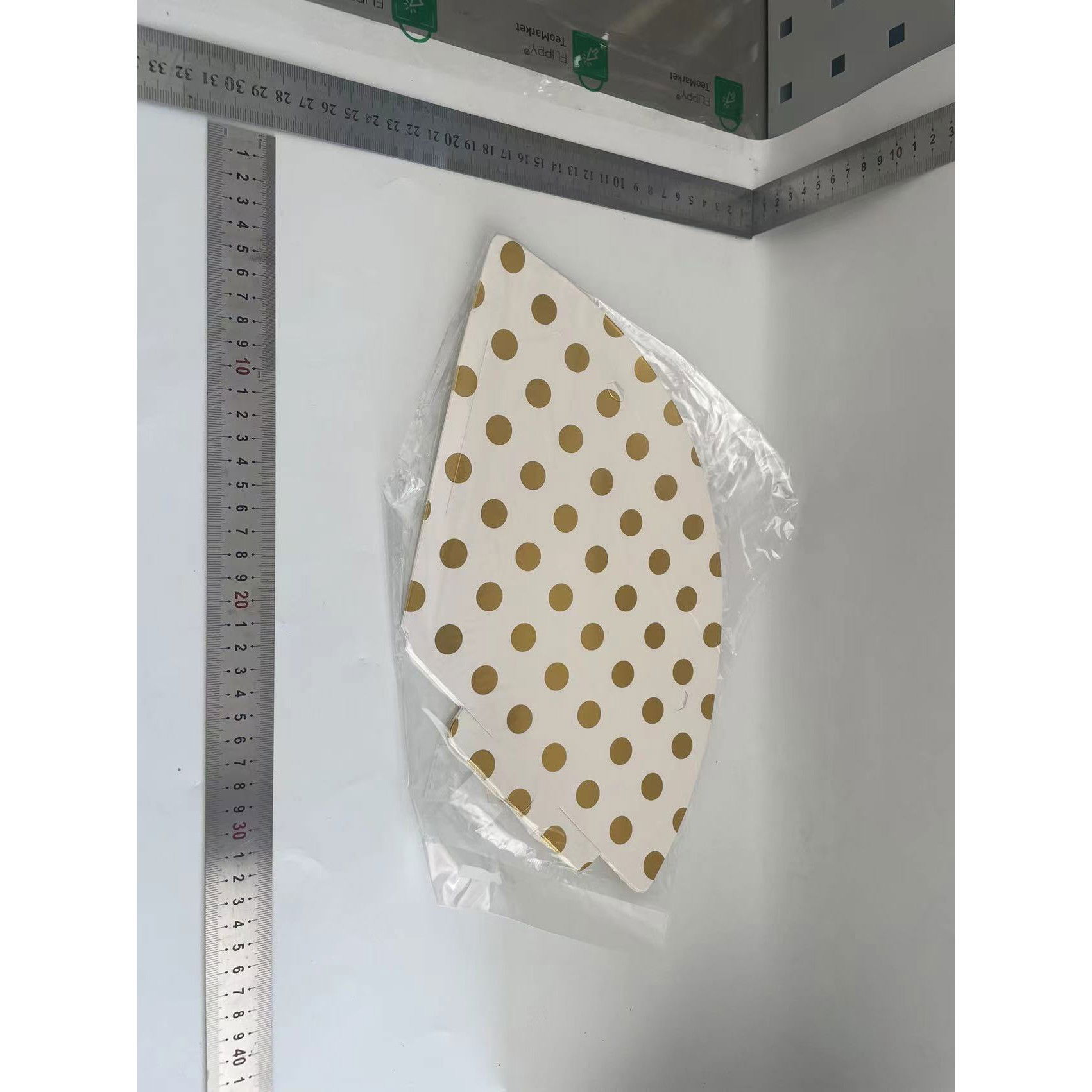 10 - 25 LEI - Set 6 Coifuri Metalizate, Flippy, pentru Petrecere, Tematica Aniversare, Model Buline, 20 cm, Auriu