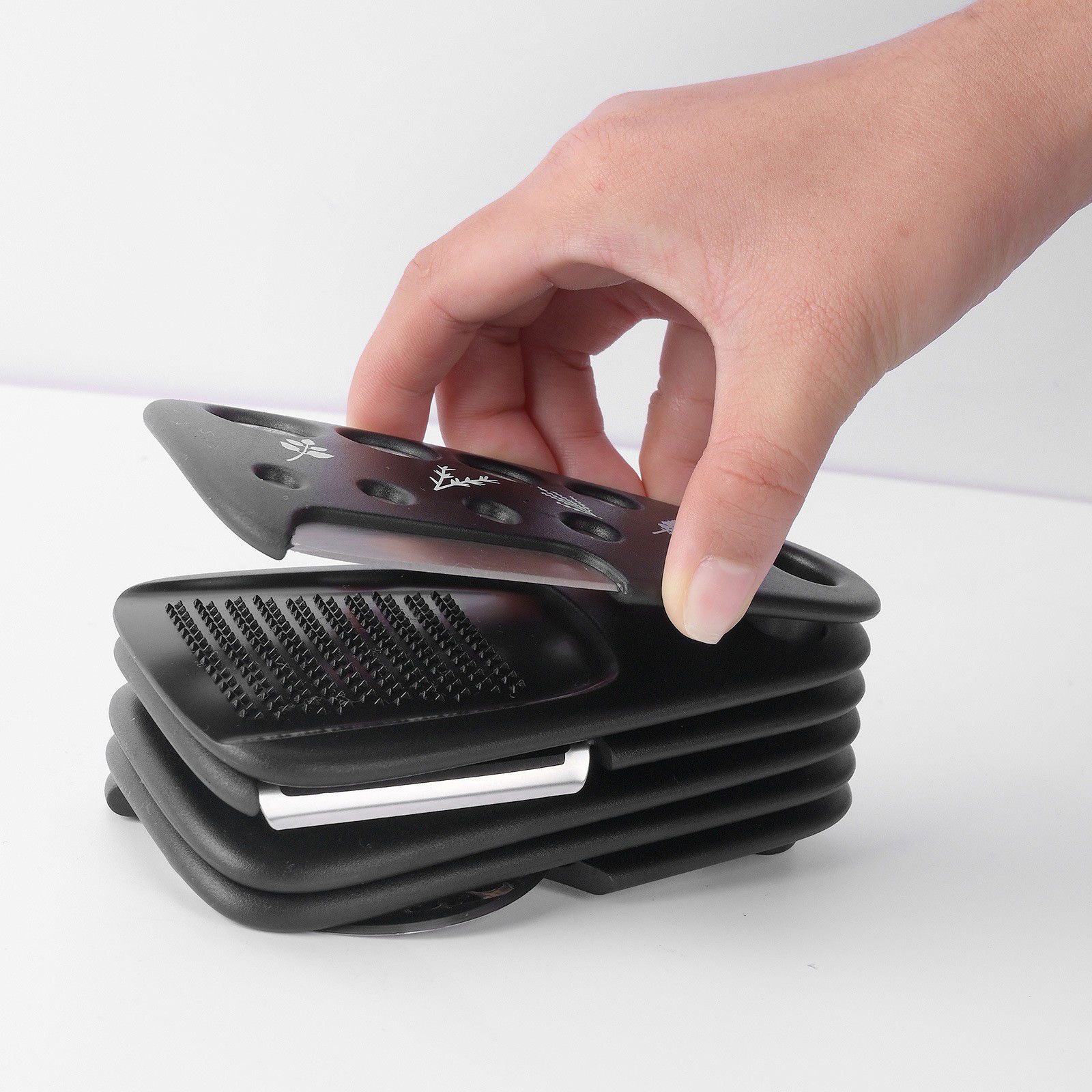 Set 6 in 1 mini ustensile bucatarie Flippy, taietor pizza, cutit, curatator, razatoare, desfacator, presa usturoi, manere din ABS, lame ascutite din otel inoxidabil, 7.1 x 12.9 x 4.8 cm, negru [14]