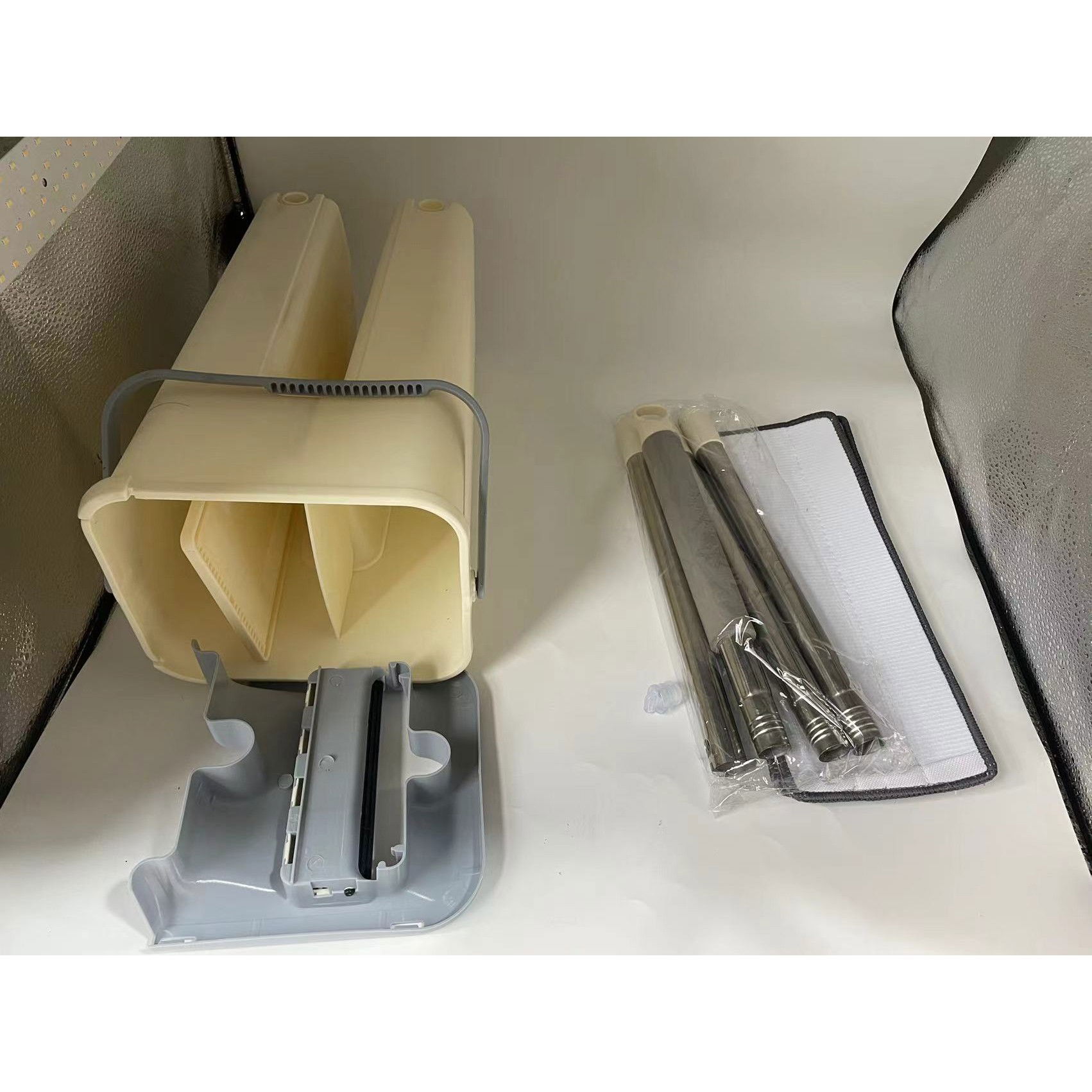 Set de curatenie Flippy, mop si galeata, galeata 6 l, 2 rezerve microfibra incluse, design modern, pentru interior, material plastic, peri sintetici, plat, cu storcere, bej [9]