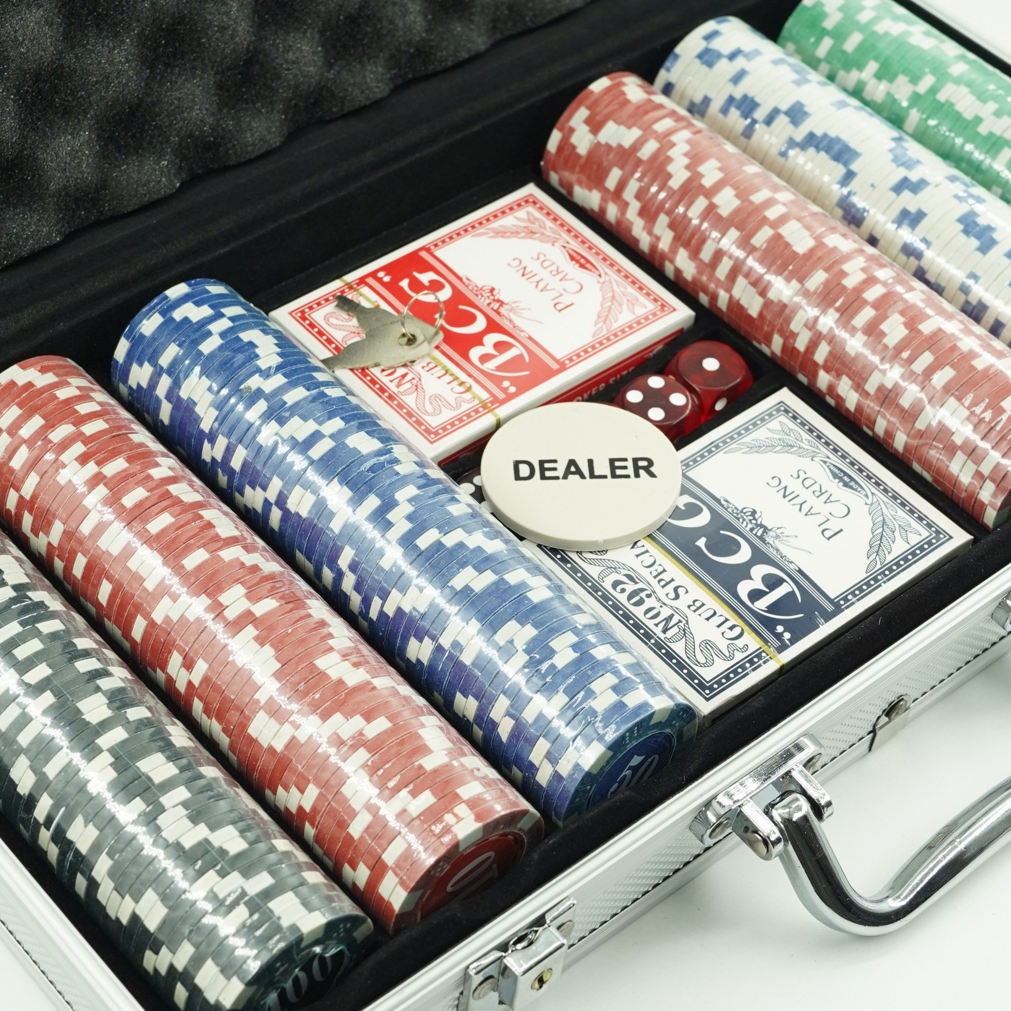 Set de Poker Complex cu 300 de jetoane Flippy, Include 2 seturi de carti, 5 zaruri, Echipat cu servieta de aluminiu cu dimensiunile 39x7x27 cm [9]
