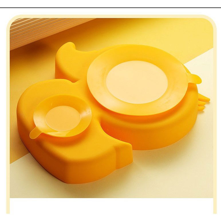 Articole Diverse copii - Set diversificare bebelusi Flippy, din silicon, 20 x 17.5 cm, 1 farfurie compartimentata in forma de rata, lingurita si furculita, pai, perie pai, fara alergeni, ventuza fixare, forma creativa, galben