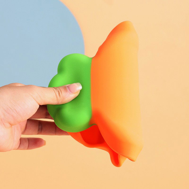 Set diversificare bebelusi Flippy, din silicon, 23.5 x 12.5 cm, 1 farfurie compartimentata in forma de morcov, lingurita si furculita, pai, perie pai, fara alergeni, ventuza fixare, forma creativa, po [6]