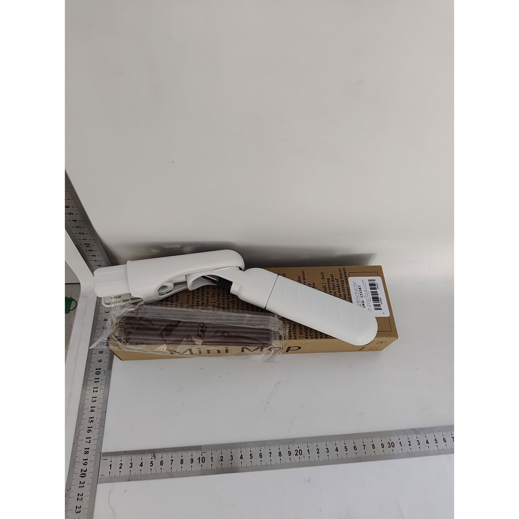 Pentru casa - Mop Plat cu Pulverizare, Flippy, Recipient pentru Solutie de Suprafete, Geamuri, Interior Auto, Maner Scurt, Usor de Utilizat, Sistem de Stoarcere, 15.5 x 15.5 x 12.5 cm, Alb