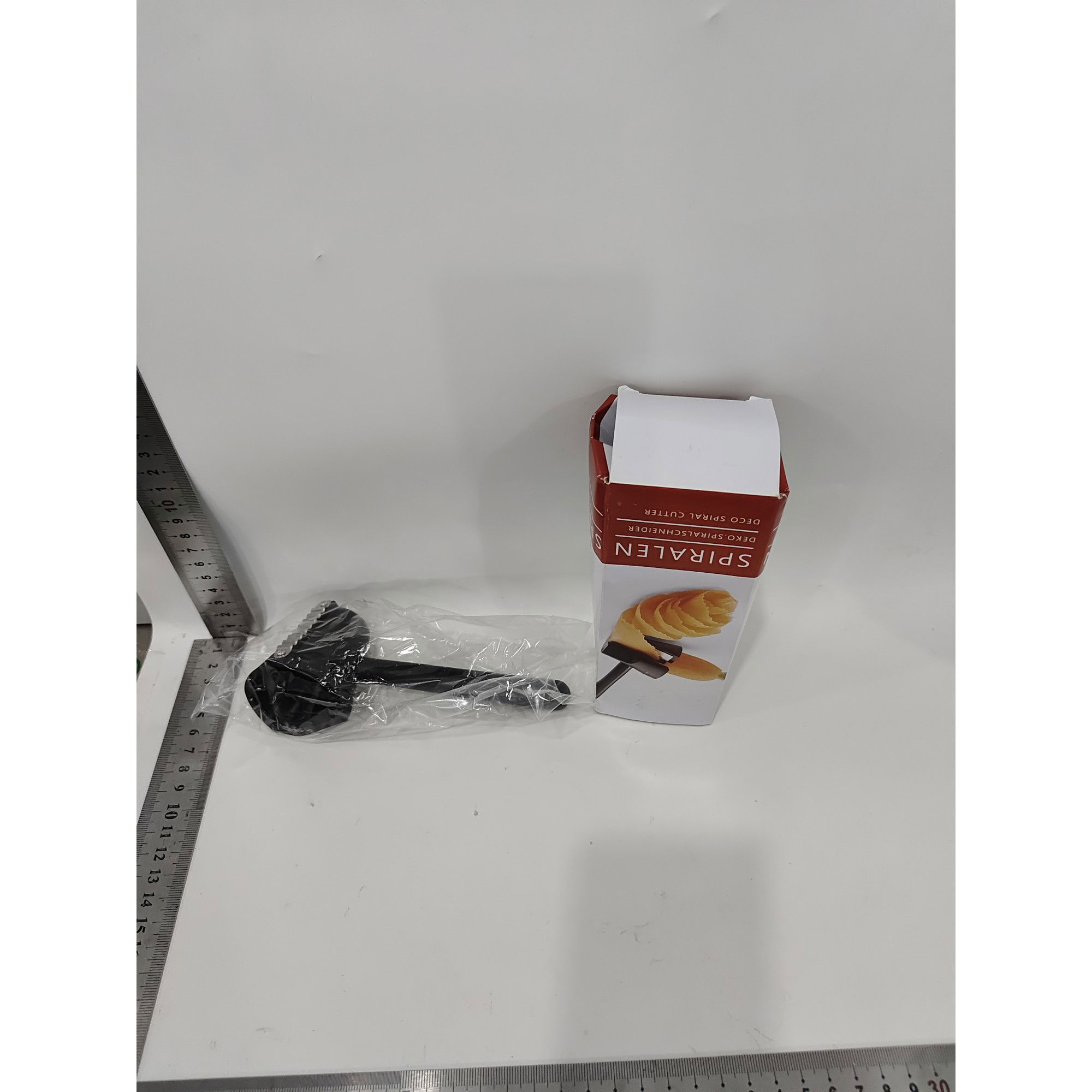 Pentru casa - Accesoriu pentru Taiat in Forma de Spirala, Flippy, Multifunctional pentru Legume, Cutit pentru Spirale, 16x5.5 cm, Negru