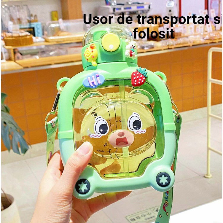 Pahare, Sticle si Cani - Sticla cu pai pentru copii, Flippy, model ursulet, gradata, stickere aplicate, curea reglabila, din plastic rezistent la cadere, 1l, Verde, 20 x 13 cm