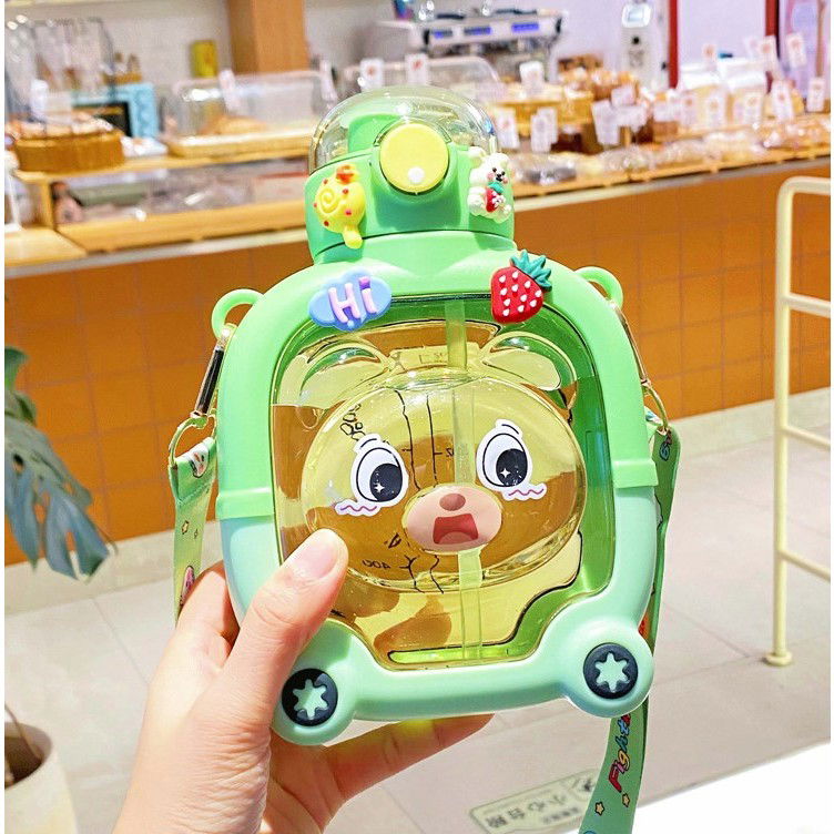 Sticla cu pai pentru copii, Flippy, model ursulet, gradata, stickere aplicate, curea reglabila, din plastic rezistent la cadere, 1l, Verde, 20 x 13 cm [4]