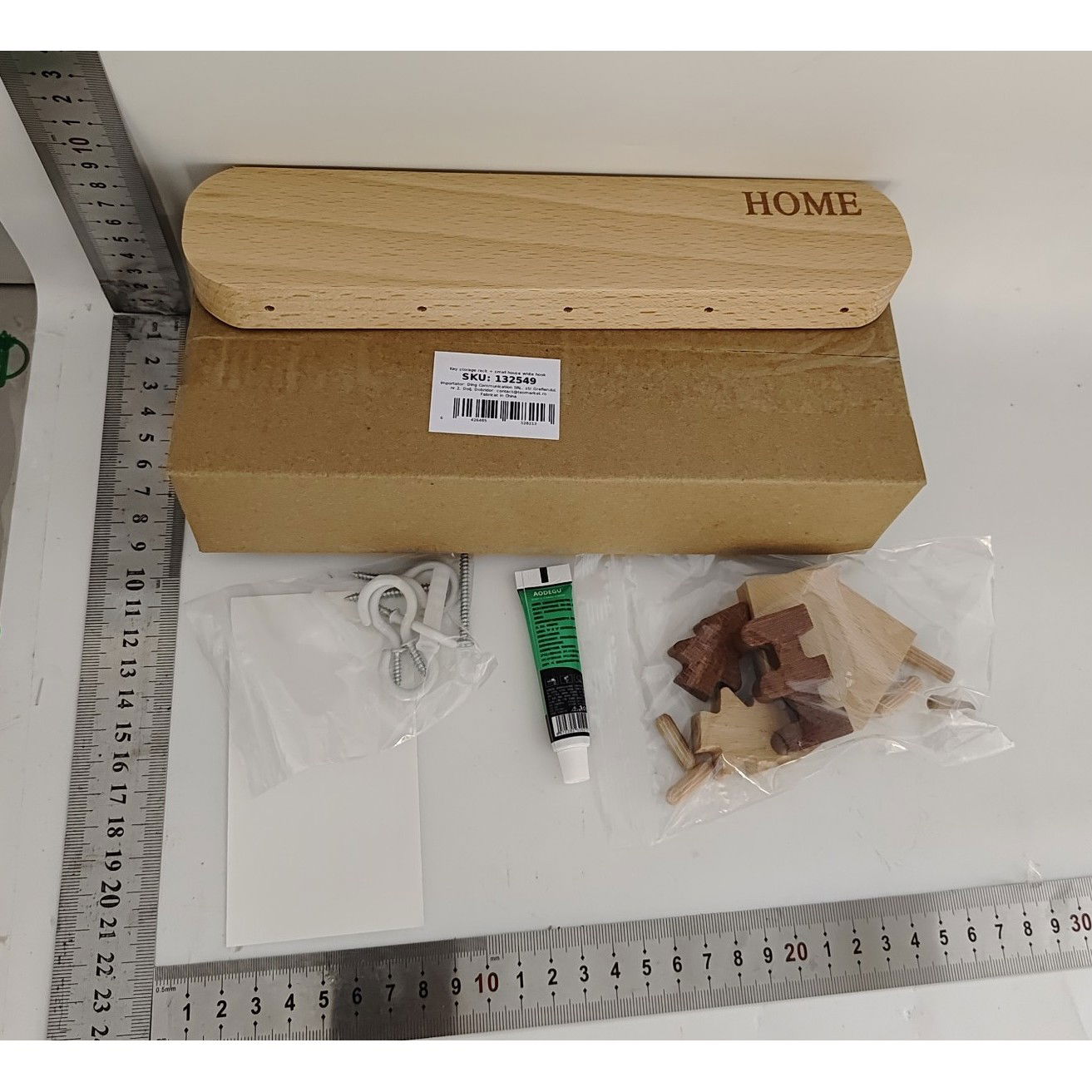 50 - 100 LEI - Suport pentru Chei, Flippy, din Lemn, Aplicare fara Perforare, Adeziv Inclus, 5 Carlige Albe, Model Casuta, Greutate Suportata 5 kg, 13.5 x 23 cm, Maro