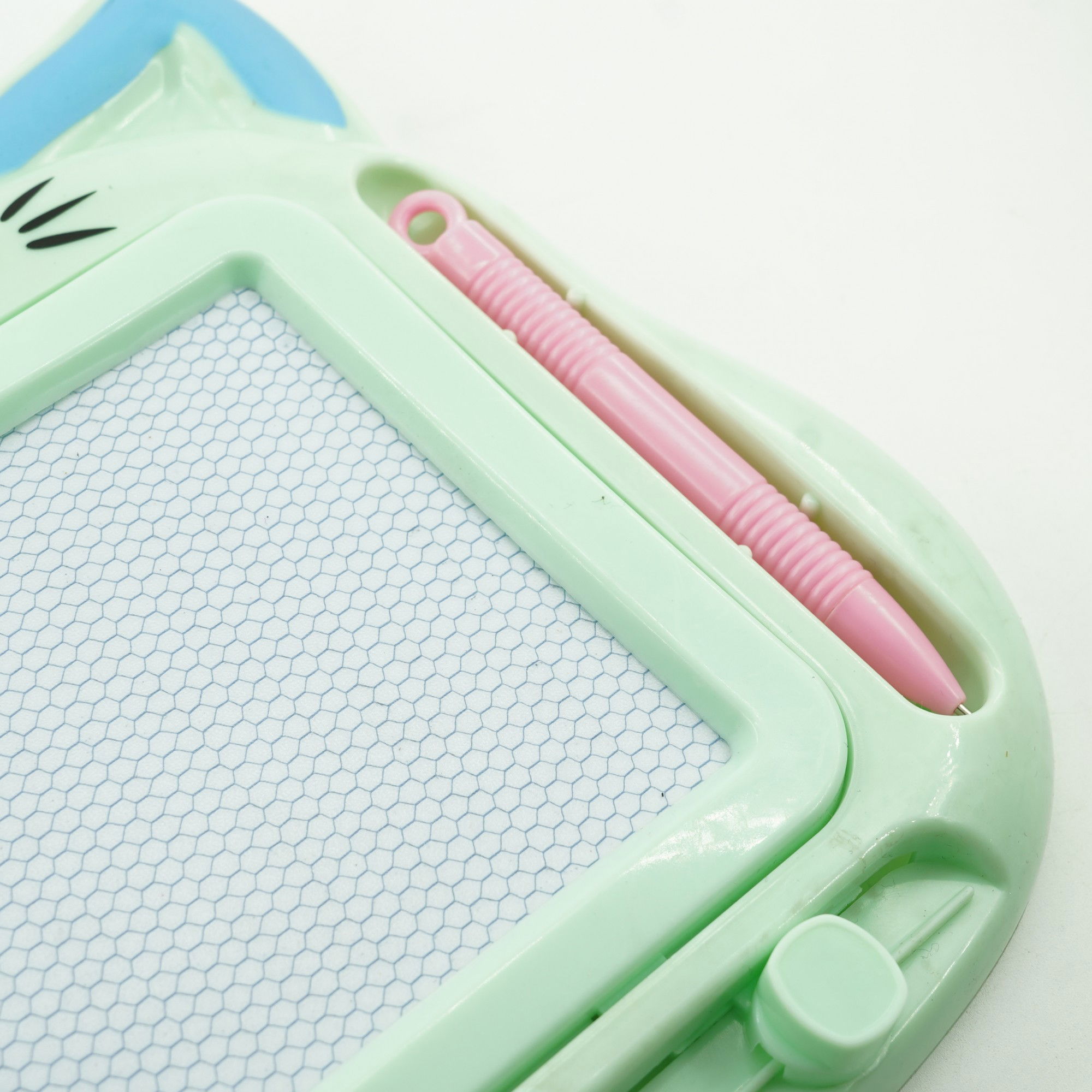 Jucarii educative - Tablita Magnetica de Scris si Desenat, Flippy, Model Pisica, cu Creion, Dimensiuni 23.2x18.5 cm, Suprafata Desen 14.6x10.4 cm, Dezvolta Imaginatia si Creativitatea, Incurajeaza Exersarea Scrisului, Ve