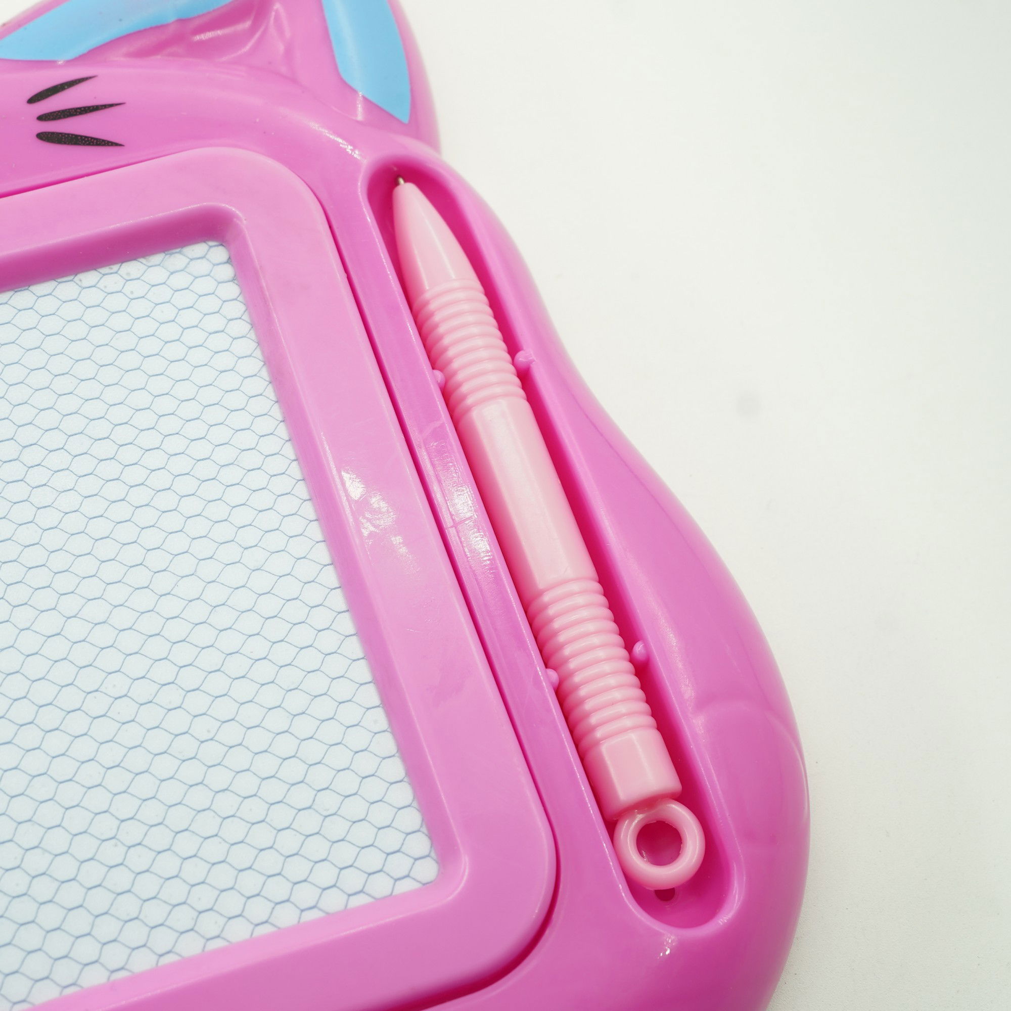 Jucarii educative - Tablita Magnetica de Scris si Desenat, Flippy, Model Pisica, cu Creion, Dimensiuni 23.2x18.5 cm, Suprafata Desen 14.6x10.4 cm, Dezvolta Imaginatia si Creativitatea, Incurajeaza Exersarea Scrisului, Ro