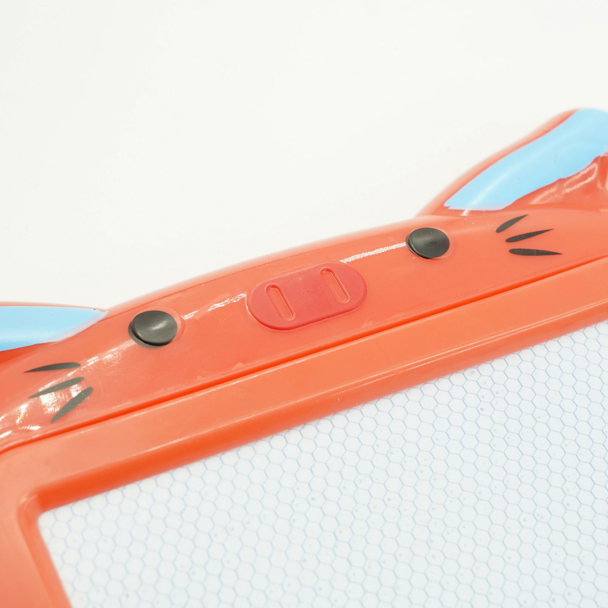 10 - 25 LEI - Tablita Magnetica de Scris si Desenat, Flippy, Model Pisica, cu Creion, Dimensiuni 23.2x18.5 cm, Suprafata Desen 14.6x10.4 cm, Dezvolta Imaginatia si Creativitatea, Incurajeaza Exersarea Scrisului, Ro