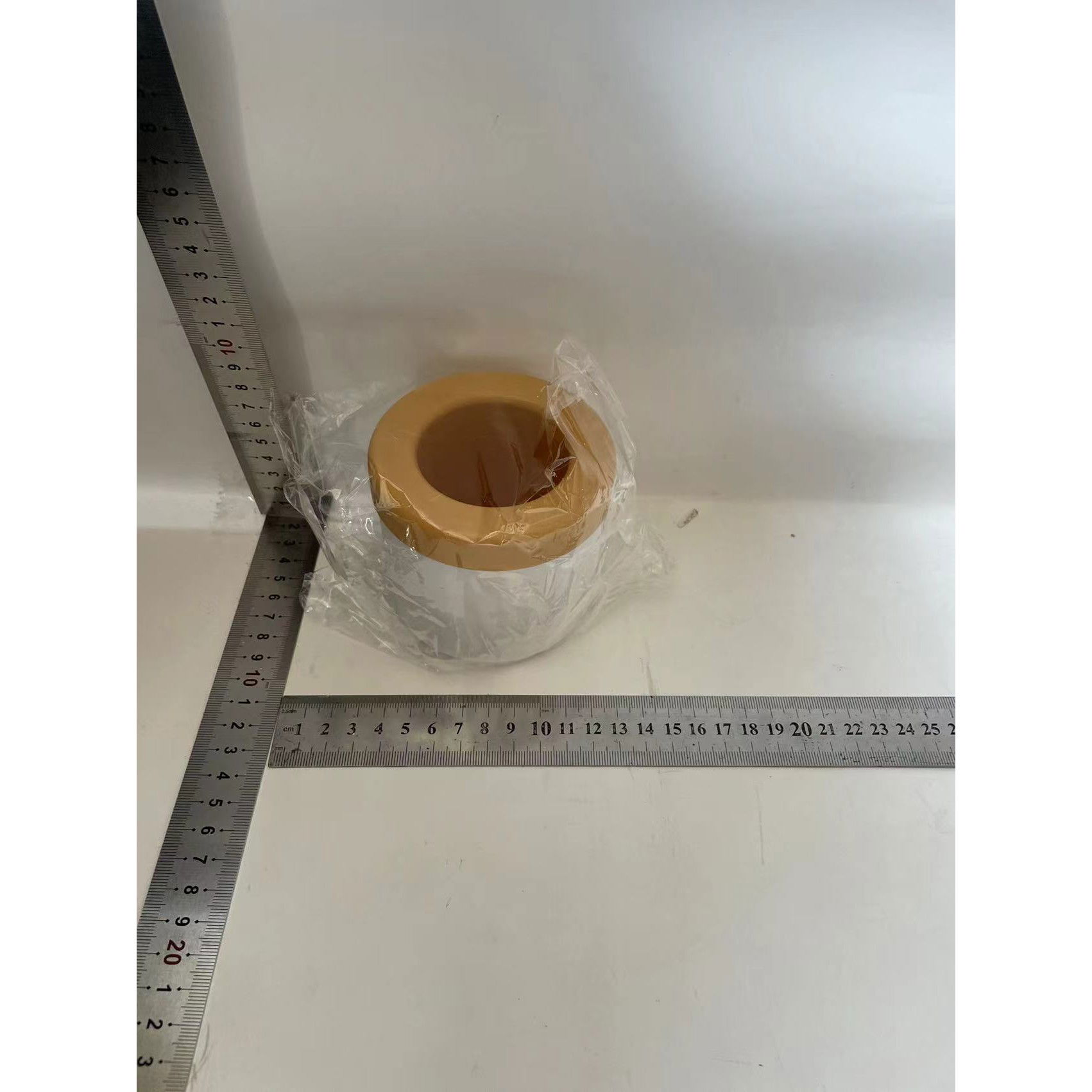 Tava de Gheata din Silicon cu Capac, Flippy, Forma de Gheata pentru Racirea Bauturilor, in Forma de Pahar, Silicon fara BPA, Cuburi de Gheata, 9x8.5x8 cm, Galben [8]