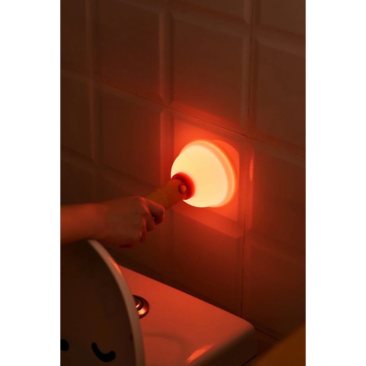 Lampa Nocturna, Flippy, Model Ventuza de Toaleta, Alimentare USB, din Lemn si Silicon, 16 x 9 cm, Portocaliu [3]