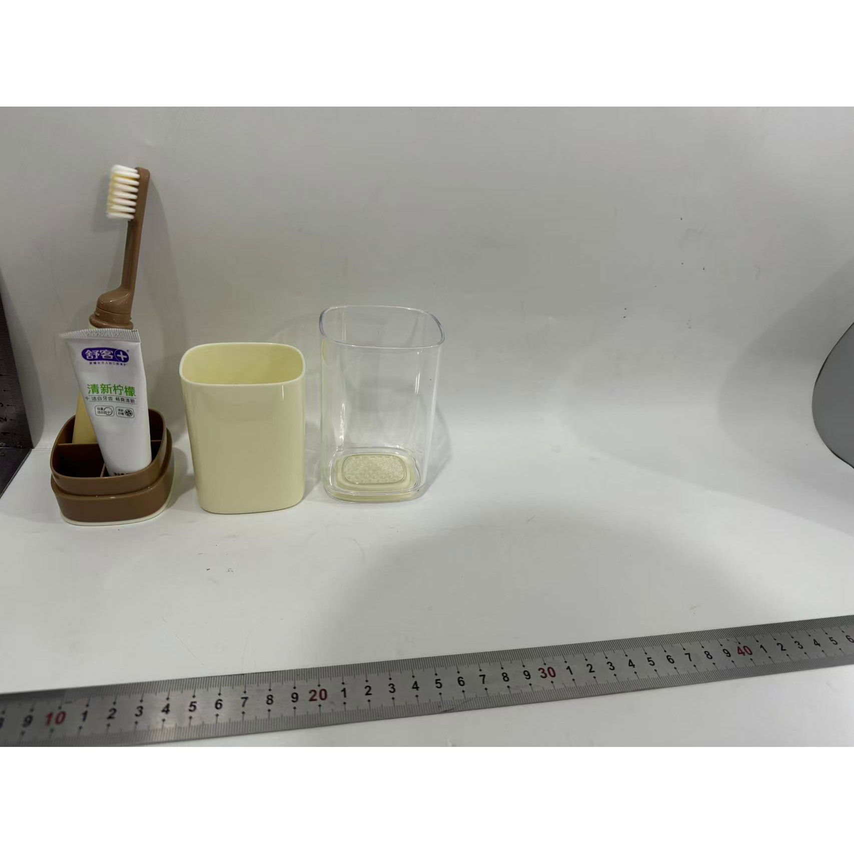 Articole pentru baie - Cana Multifunctionala pentru Voiaj, Flippy, cu Functii de Depozitare si Suport Articole Igiena Dentara, 13 x 6.8 x 6 cm, Maro deschis