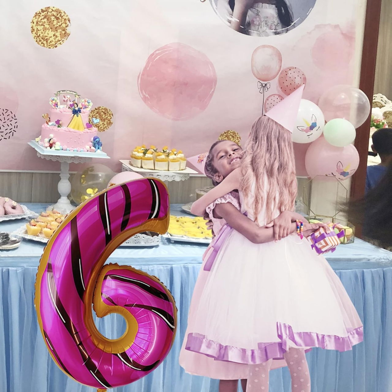 Balon din Folie Metalizata Flippy, Figurina Cifra, Imprimeu Gogosi, Tema Aniversare 100 cm, Ambalaj Individual, Pai inclus, Umflare cu Aer sau Heliu, Multicolor, Cifra 6 [6]