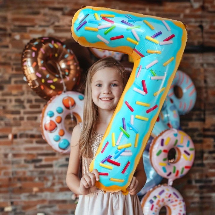 Balon din Folie Metalizata Flippy, Figurina Cifra, Imprimeu Gogosi, Tema Aniversare 100 cm, Ambalaj Individual, Pai inclus, Umflare cu Aer sau Heliu, Multicolor, Cifra 7 [3]