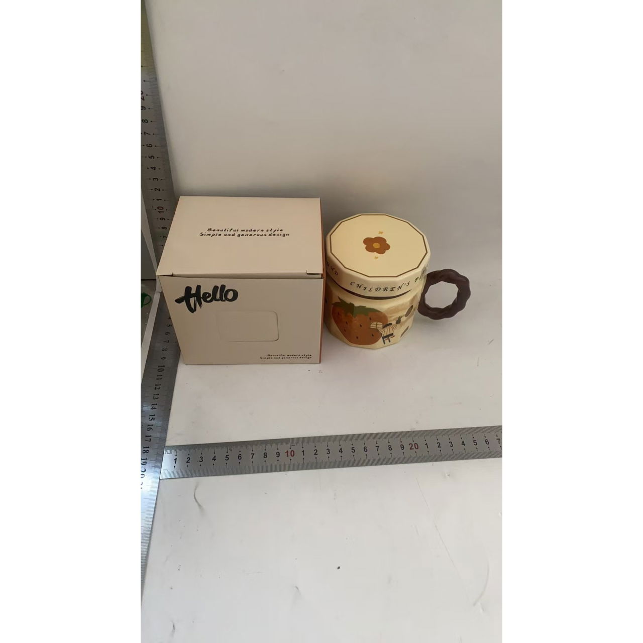 Cana din ceramica, Flippy, Cana pentru Cafea, Ceai, Cana Universala, Unisex, Cana cu Capac, 9 x 8 x 8 cm, 400 ml, Model Capsuna, Bej [3]