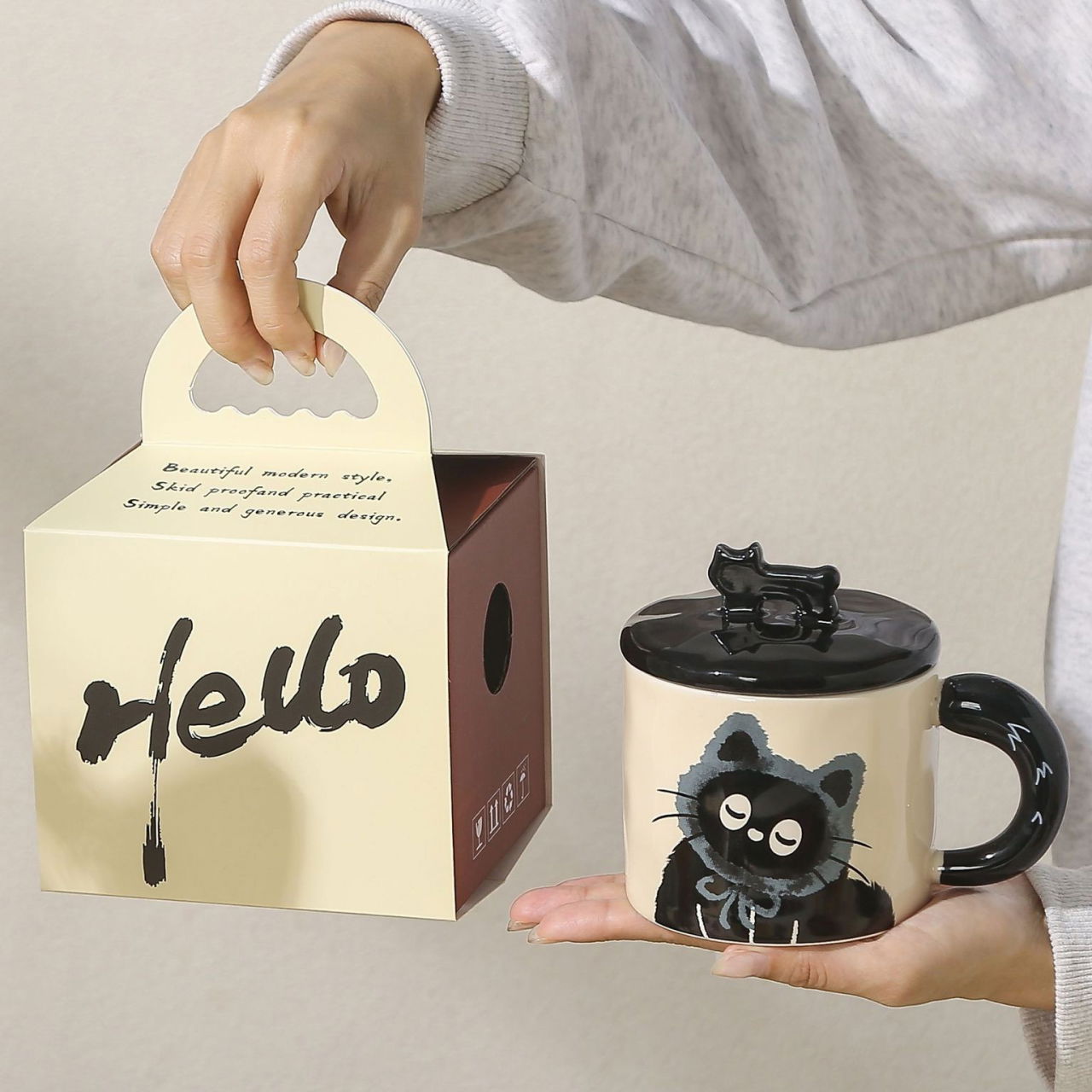 Cana din Ceramica, Flippy, Model in Cutie pentru Cadou, Cana pentru Ceai, Cafea, Cana Retro Design Capac cu Figurina 3D, 9.5 x 8 x 8 cm, 360 ml, Bej, Print Pisica Albastru Negru [3]