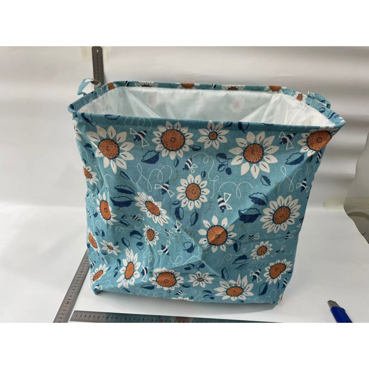 Cos depozitare, Flippy, Capac cu Snur, 175 L, Confectionat din Bumbac si un Strat Impermeabil, 50 x 50 x 70 cm, Albastru Deschis, Imprimeu Flori [3]