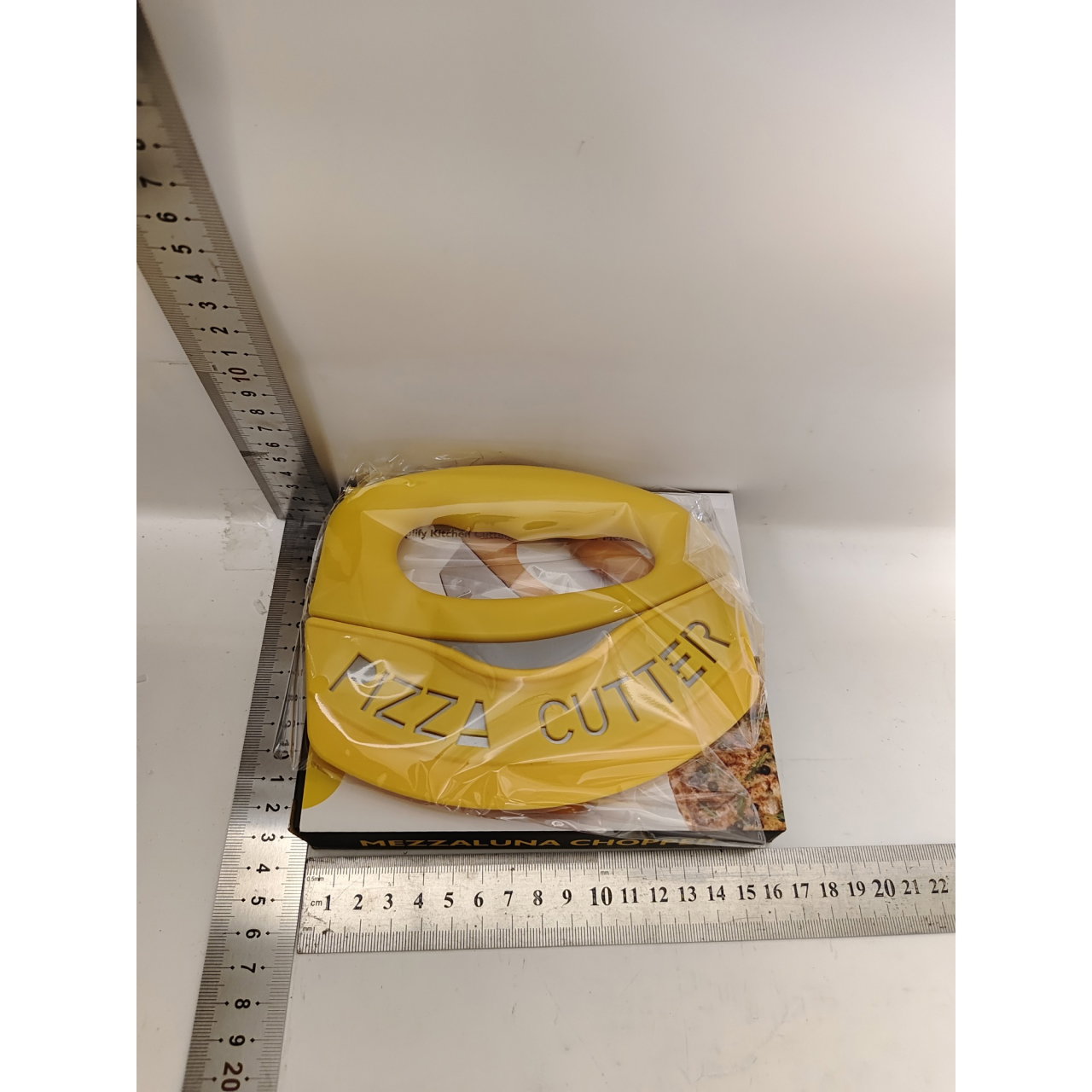 Cutit pentru taiat pizza Flippy, cu protectie din silicon pentru lama, inox, 15.5 cm, galben [7]