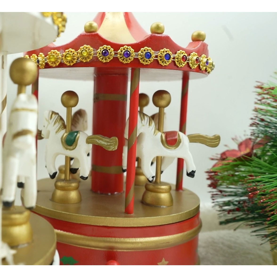 Cutiuta muzicala decorata de Craciun, Carusel rotativ, Rosu, din Lemn, Interior, Flippy [5]