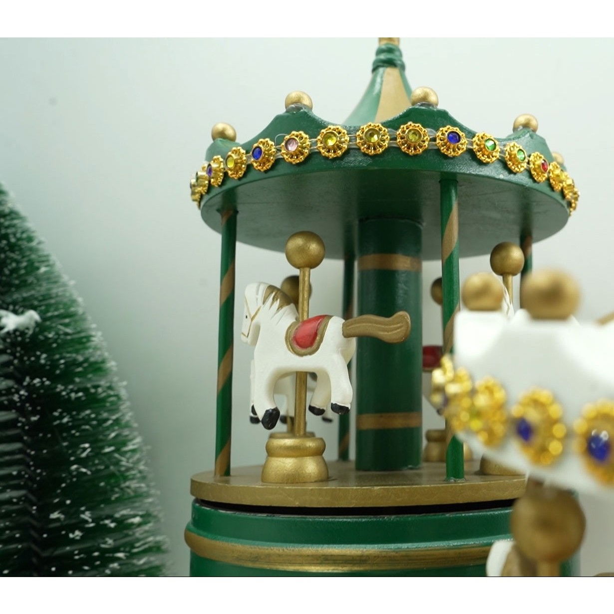 Cutiuta muzicala decorata de Craciun, Carusel rotativ, Verde, din Lemn, Interior, Flippy [4]