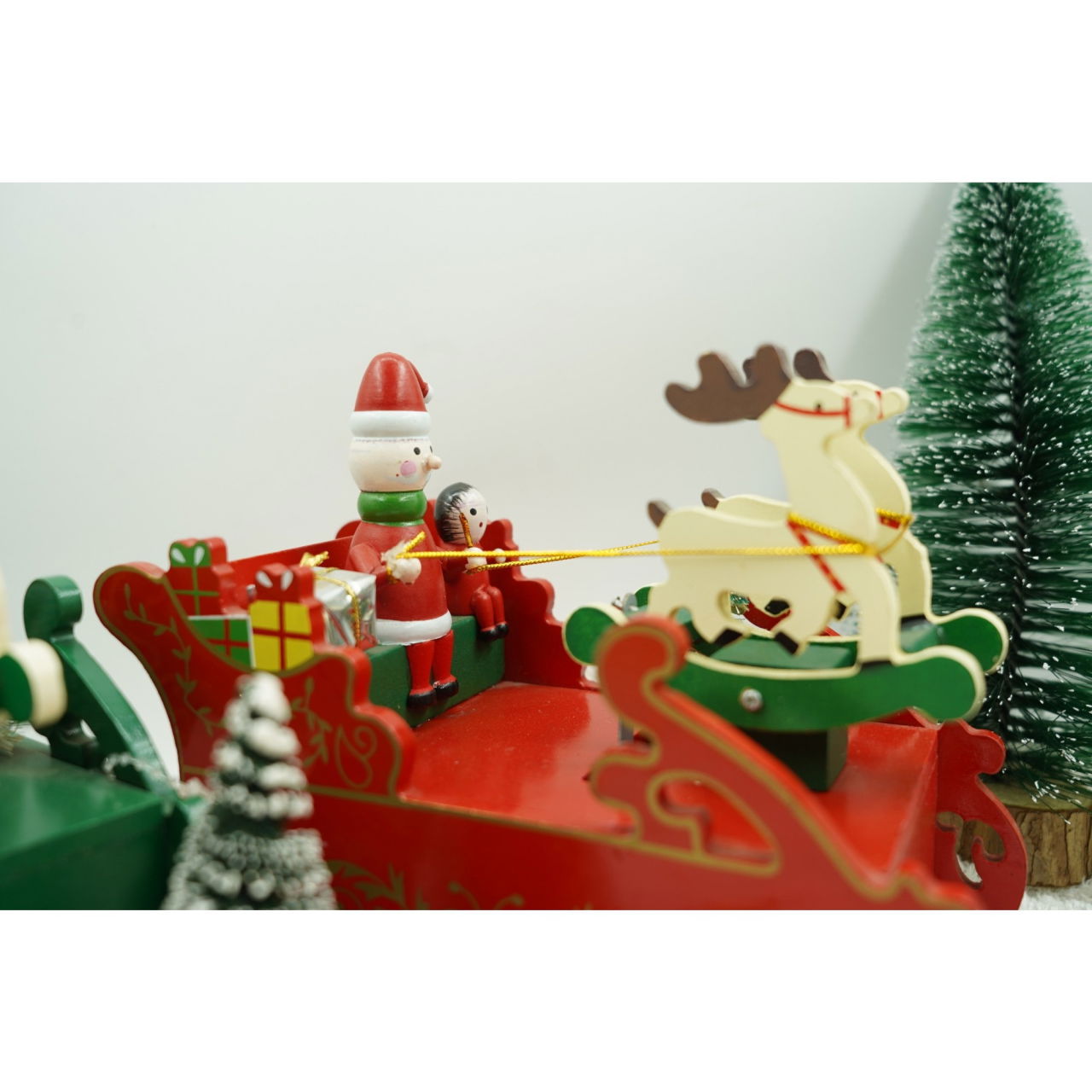 Cutiuta muzicala decorata, Sania lui Mos Craciun, Rosu, din Lemn, 16 cm x 18.5 cm, Interior, Flippy [3]