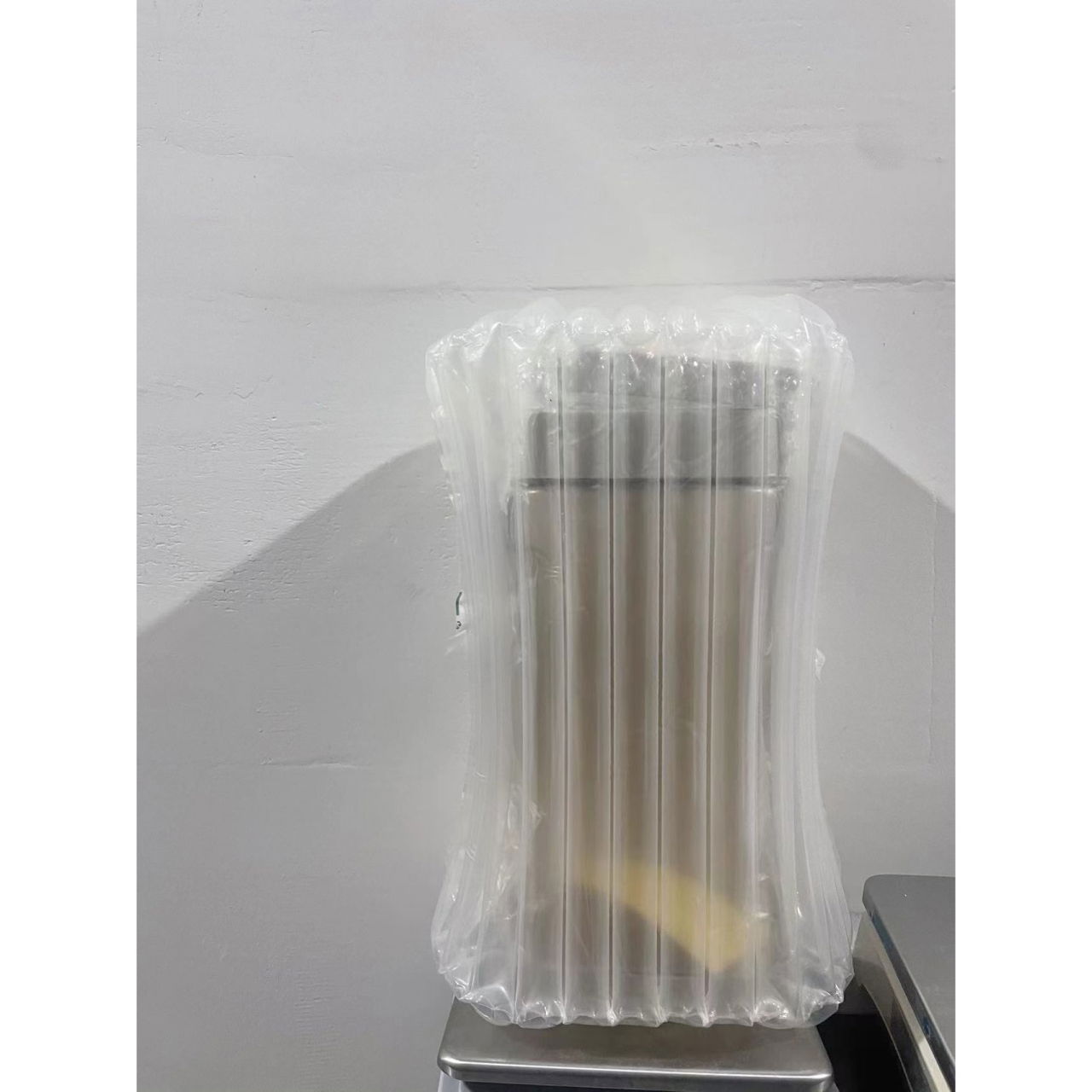 Dozator portabil pentru bauturi Flippy, 3.5 litri, capac etans, duza deschidere/inchidere, recipent din plastic, gradat, filtru, maner, 29.7 x 14.1 x 14.4 cm, pentru diverse bauturi, alb [11]