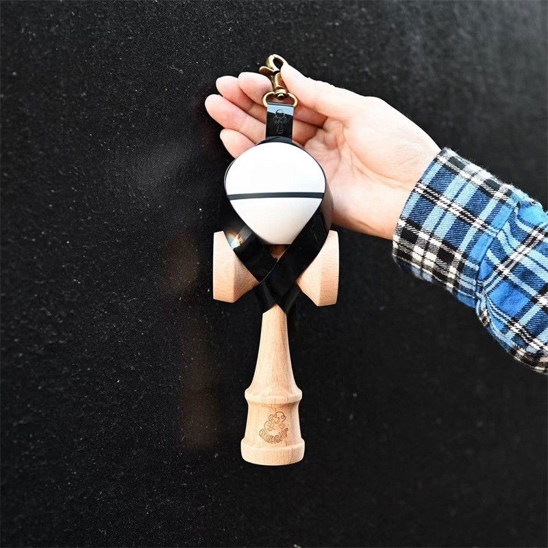 Husa pentru Kendama, Flippy, Husa de Depozitare pentru Kendama, din PVC rezistent, Catarama cu Agatare pentru Transportare, Forma Breloc 8, 12 x 6 cm, Negru [1]