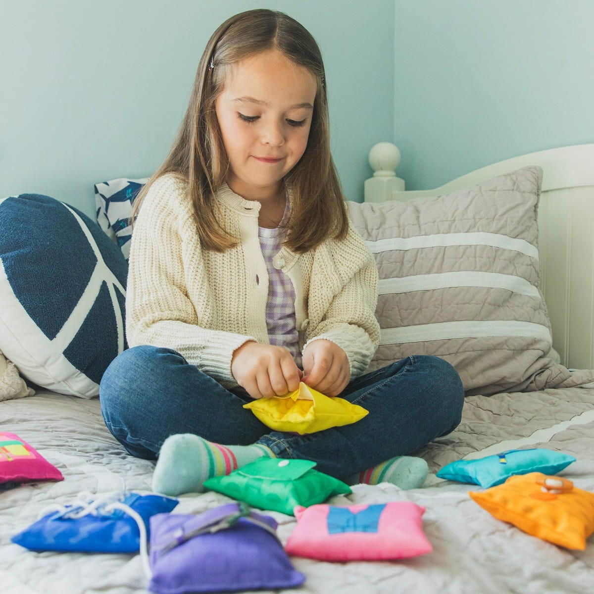 Joc tactil cu saculeti senzoriali - Invat sa ma imbrac [7]