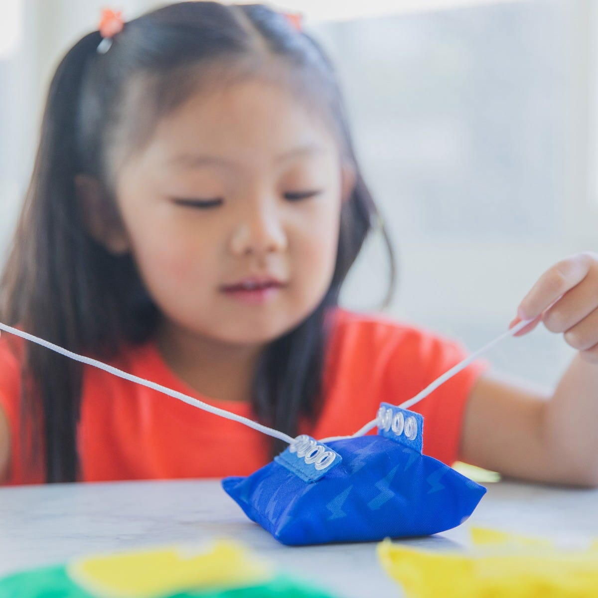 Joc tactil cu saculeti senzoriali - Invat sa ma imbrac [5]