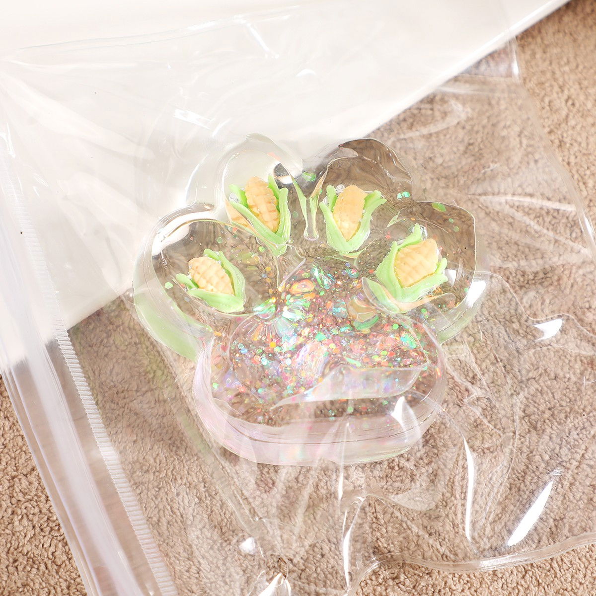 Jucarie Antistres Squishy, Flippy, cu Revenire Lenta, Model Cat Paw, Squeeze Pinch Family, 6.5 x 7 cm, din Tpr, 4-6 Ani, Model 3 Legume, Transparent [3]