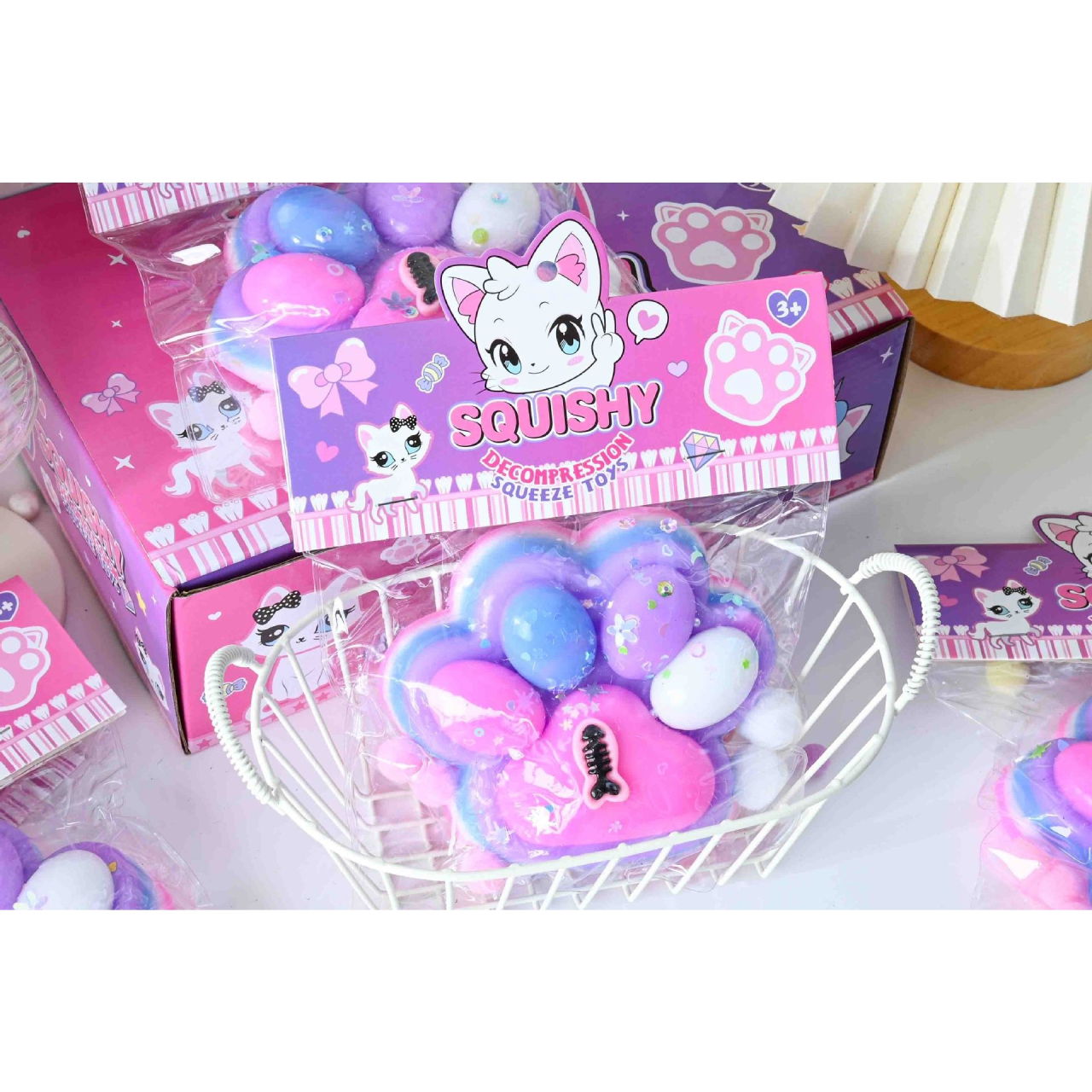 Jucarie Antistres Squishy, Flippy, cu Revenire Lenta, Model Labuta de Pisica, cu Pestisor, 220g, 12.5 x 10.5 cm Squeeze Pinch Family, Ambalaj Transparent, Roz-Multicolor [3]