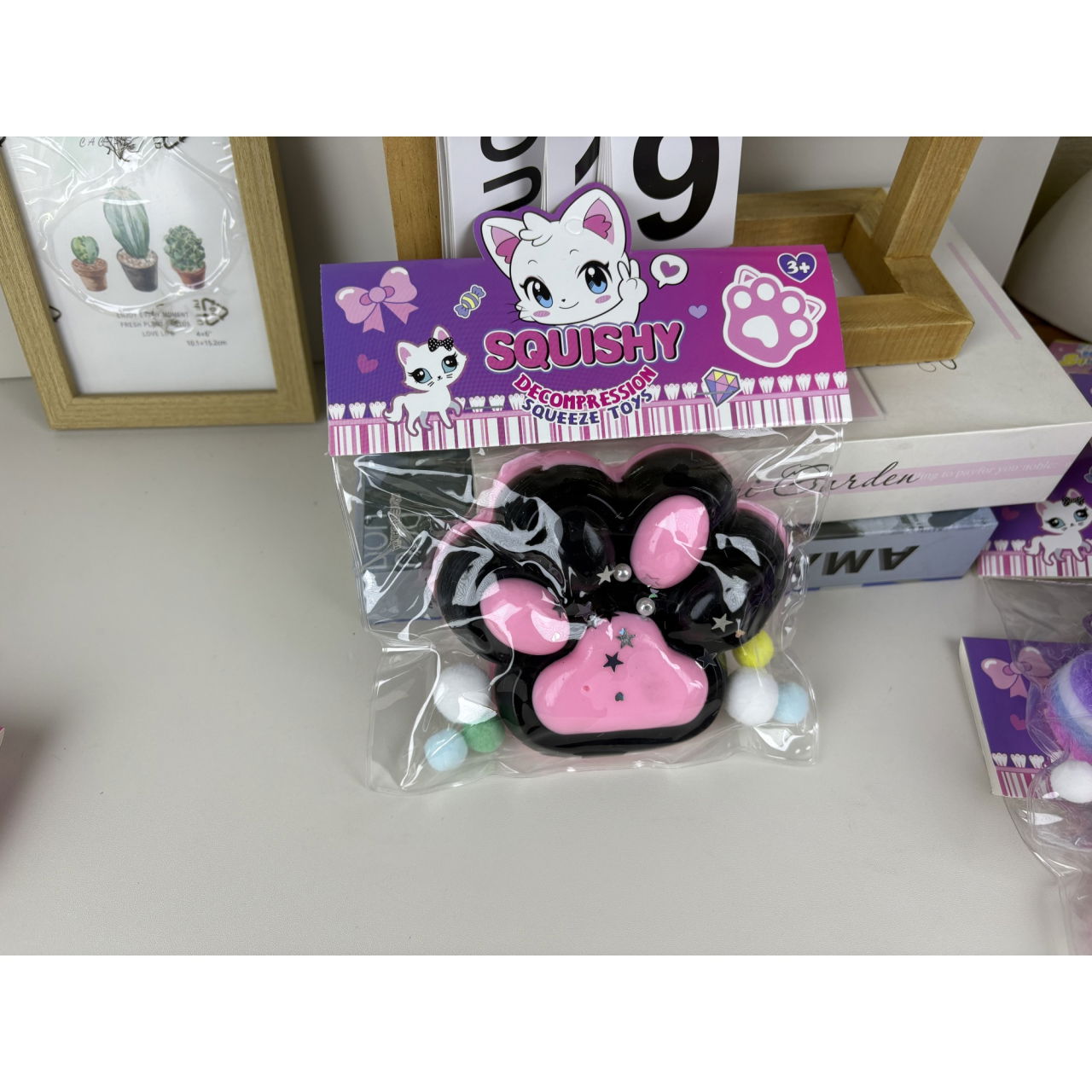 Jucarie Antistres Squishy, Flippy, cu Revenire Lenta, Model Labuta de Pisica, cu Stelute, 12 cm, 220g, Pinch Family, Ambalaj Transparent, Roz Negru [1]