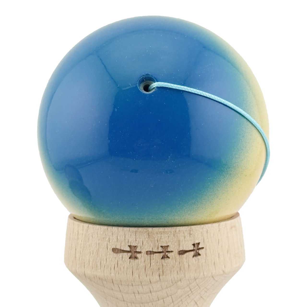 Kendama X Originala, Profesionala, Flippy, Super Sticky cu Cupe Mari KING SIZE V3, Gaura in Baza, Rulment Metalic, din lemn 18 cm, Ata 62/65 cm, Gradient Albastru/Galben/Rosu [10]