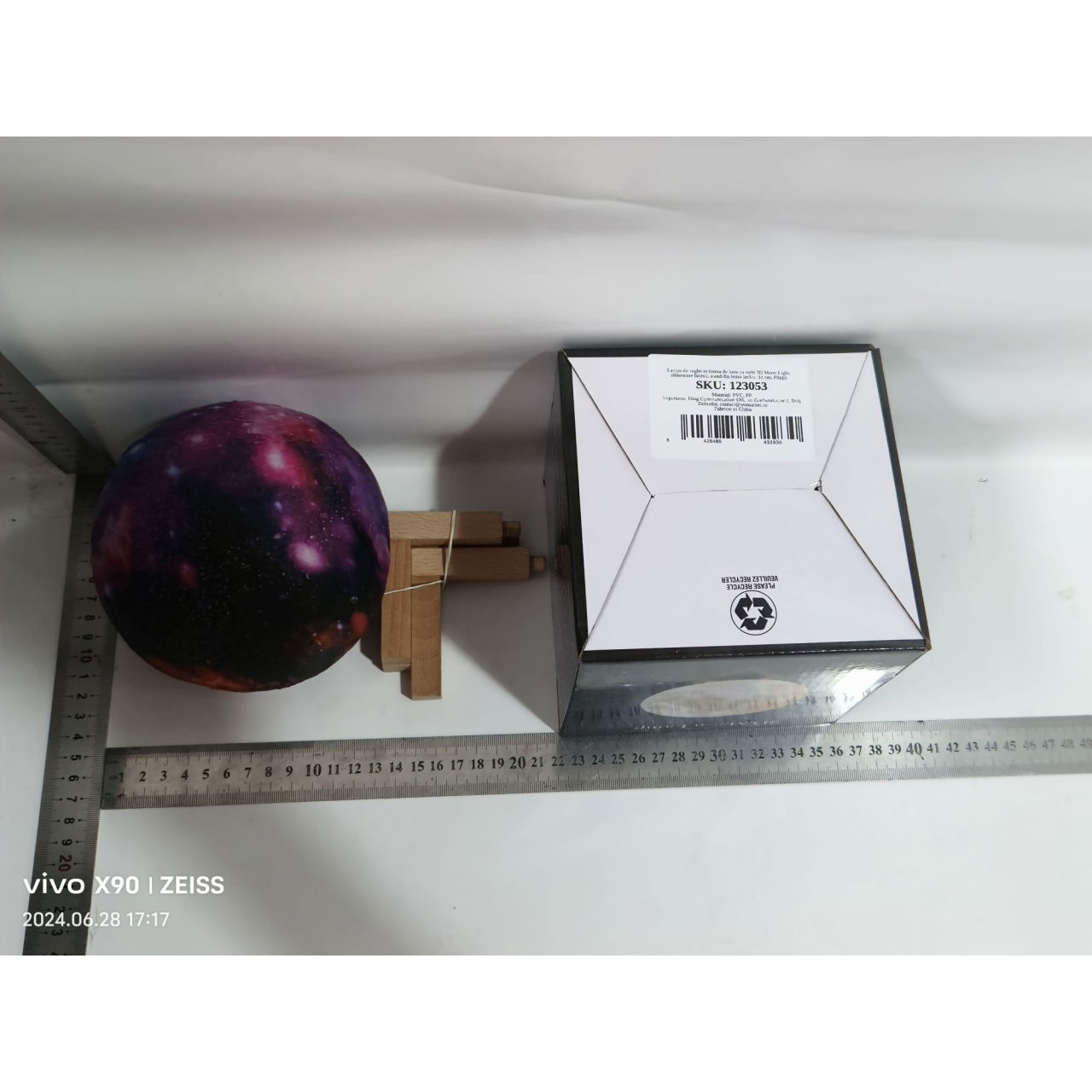 Lampa de veghe in forma de luna cu stele 3D Moon Light, alimentare baterii, stand din lemn inclus, 14 cm, Flippy [7]