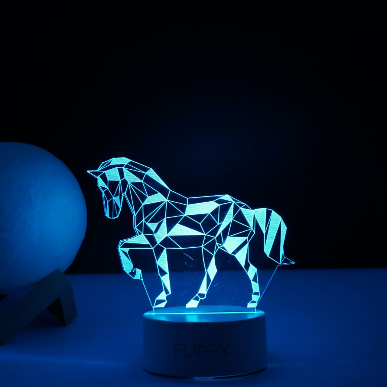 Lampa LED decorativa, Flippy, 3D, Cal, cu telecomanda, doua moduri de alimentare USB si baterii, 20 cm inaltime, din material acril si lumina multicolora, alb [4]