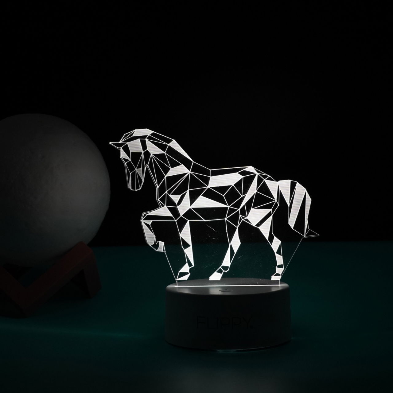 Lampa LED decorativa, Flippy, 3D, Cal, cu telecomanda, doua moduri de alimentare USB si baterii, 20 cm inaltime, din material acril si lumina multicolora, alb [6]