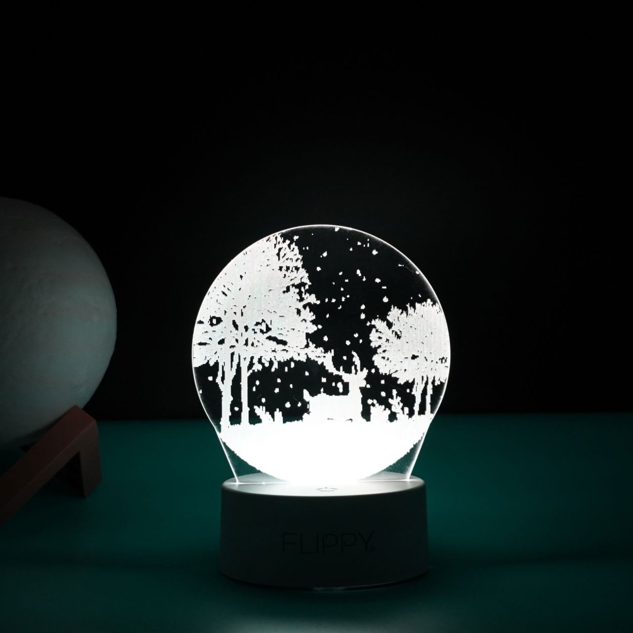 Lampa LED decorativa, Flippy, 3D, Peisaj de iarna, cu telecomanda, doua moduri de alimentare USB si baterii, 20 cm inaltime, din material acril si lumina multicolora, alb [5]