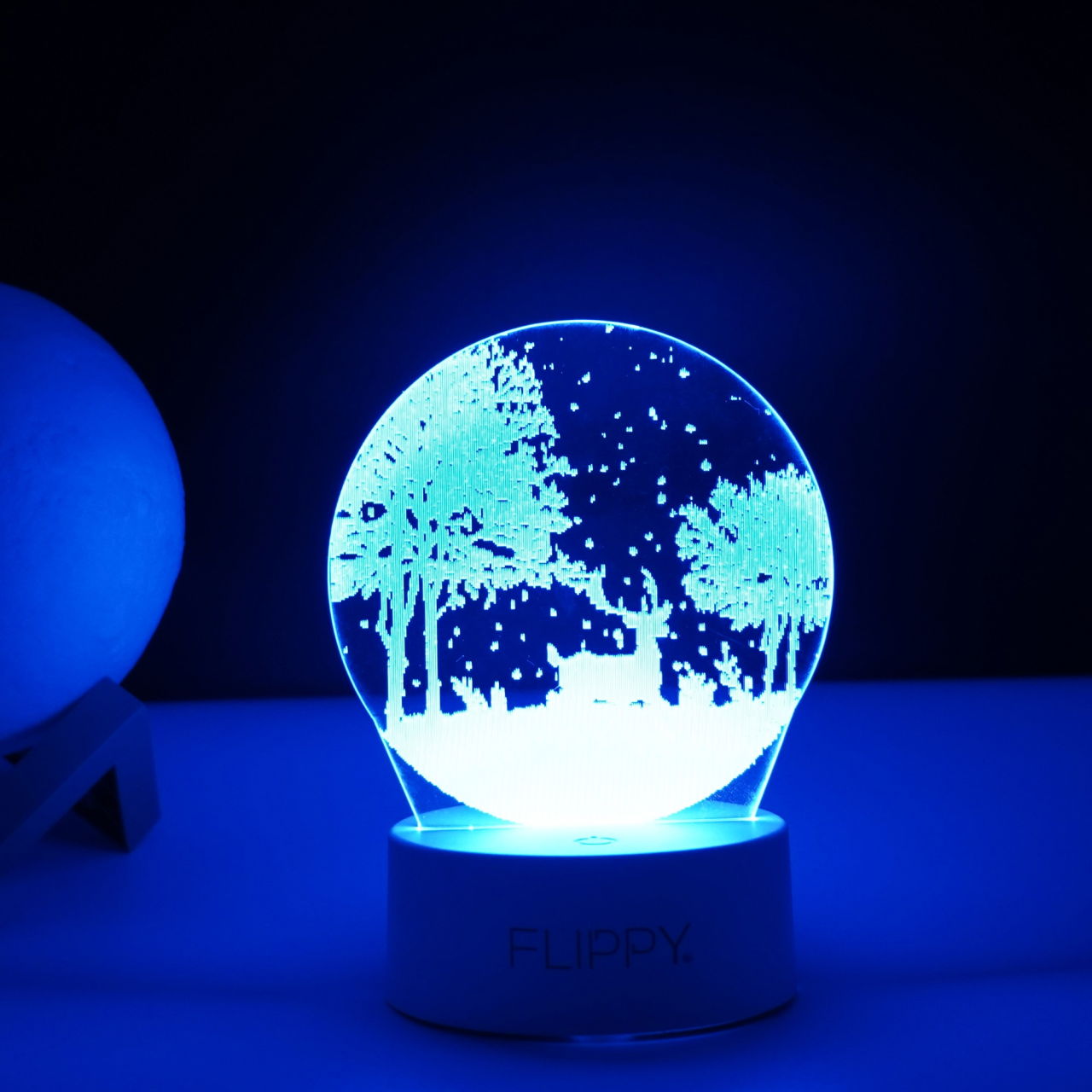 Lampa LED decorativa, Flippy, 3D, Peisaj de iarna, cu telecomanda, doua moduri de alimentare USB si baterii, 20 cm inaltime, din material acril si lumina multicolora, alb [4]