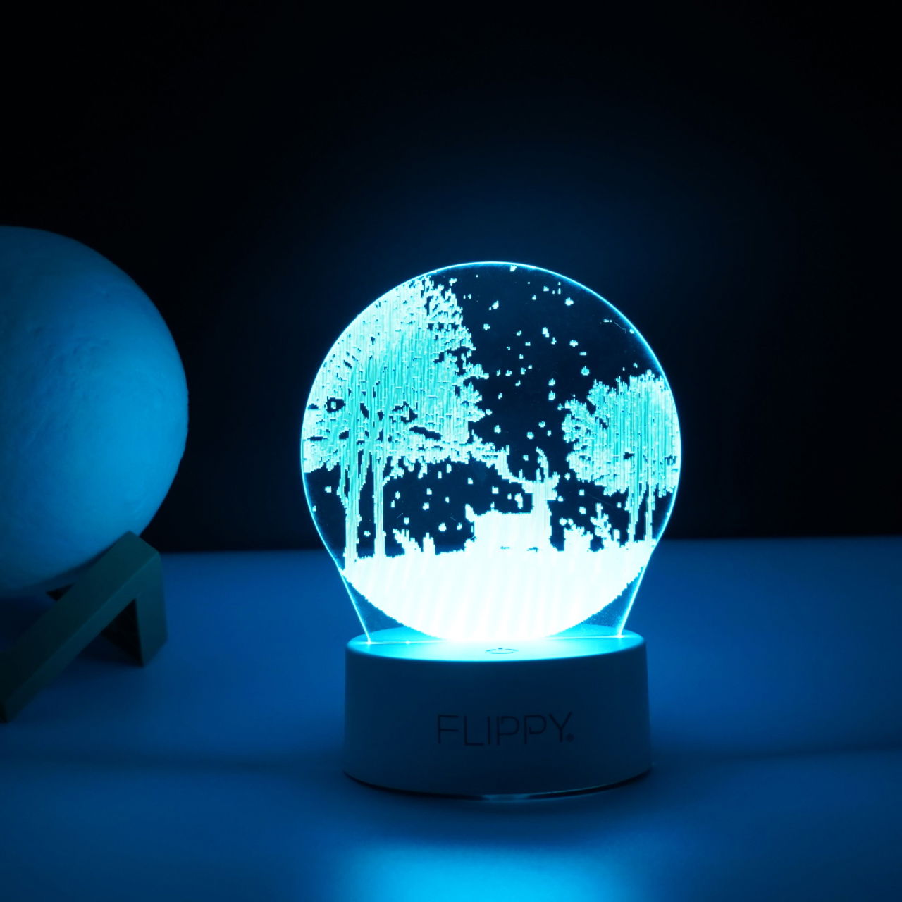 Lampa LED decorativa, Flippy, 3D, Peisaj de iarna, cu telecomanda, doua moduri de alimentare USB si baterii, 20 cm inaltime, din material acril si lumina multicolora, alb [3]