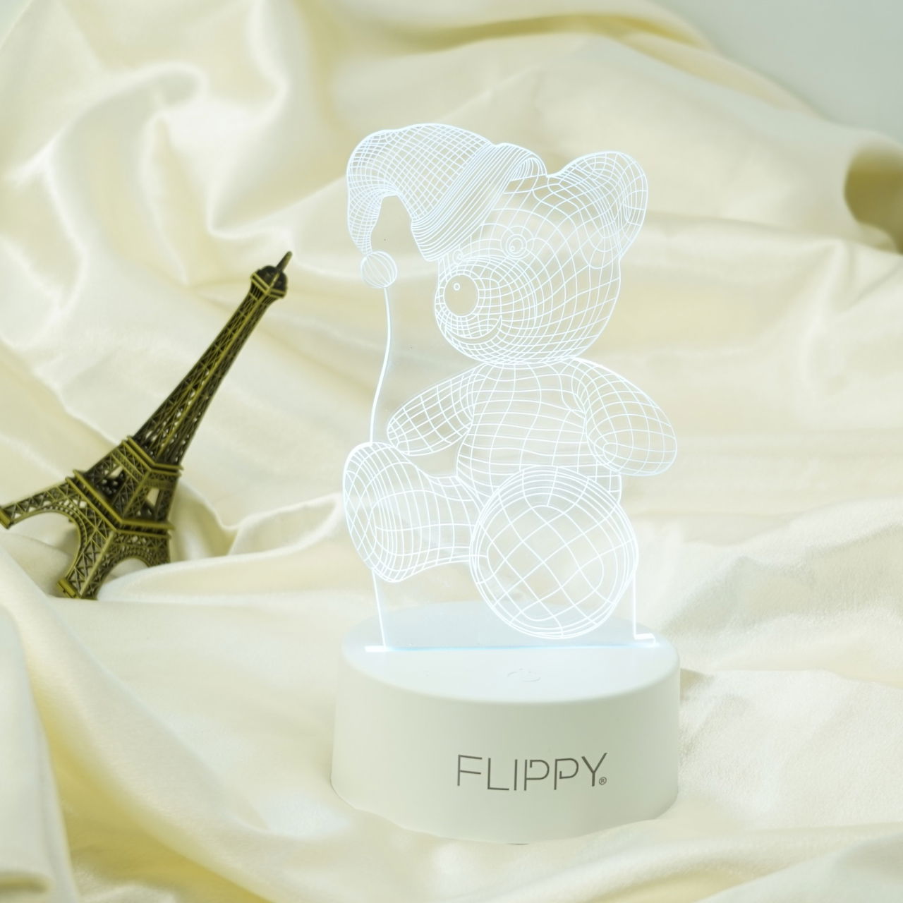 Lampa LED decorativa, Flippy, 3D, Urs cu palarie, cu telecomanda, doua moduri de alimentare USB si baterii, 20 cm inaltime, din material acril si lumina multicolora, alb [4]