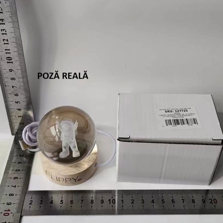 Lampa LED Decorativa, Flippy, cu Bila de Cristal cu Diametru 6cm, Model Astronaut 3D, Alimentare USB, Suport din Lemn, Lumina Alb Cald [5]