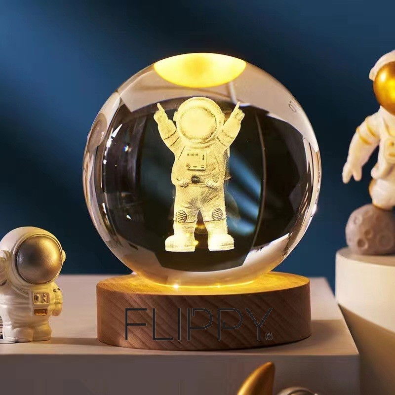 Lampa LED Decorativa, Flippy, cu Bila de Cristal cu Diametru 6cm, Model Astronaut 3D, Alimentare USB, Suport din Lemn, Lumina Alb Cald [3]
