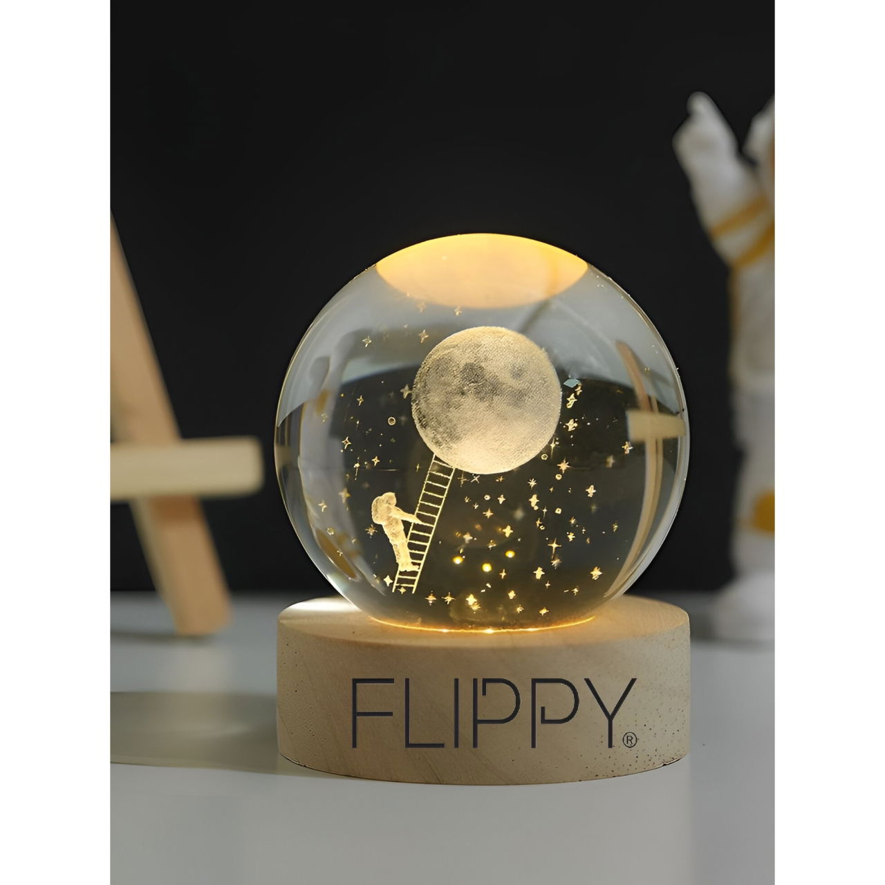 Lampa LED Decorativa, Flippy, cu Bila de Cristal cu Diametru 6cm, Model Astronaut pe Scara catre Luna 3D, Alimentare USB, Suport din Lemn, Lumina Alb Cald [3]