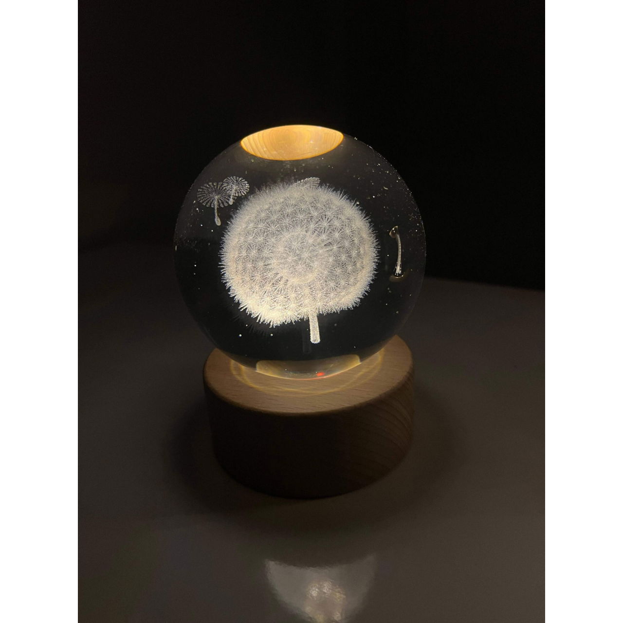 Lampa LED Decorativa, Flippy, cu Bila de Cristal cu Diametru 6cm, Model Papadie 3D, Alimentare USB, Suport din Lemn, Lumina Alb Cald [9]