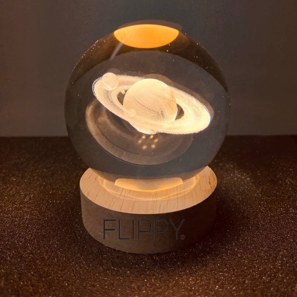 Lampa LED Decorativa, Flippy, cu Bila de Cristal cu Diametru 6cm, Model Saturn 3D, Alimentare USB, Suport din Lemn, Lumina Alb Cald [5]