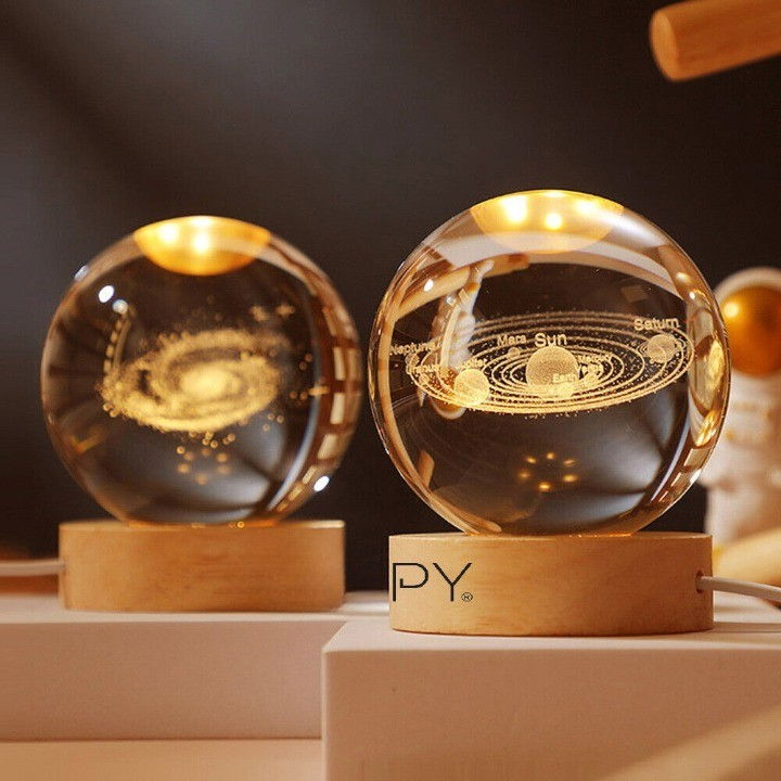 Lampa LED Decorativa, Flippy, cu Bila de Cristal cu Diametru 6cm, Model Sistemul Solar 3D, Alimentare USB, Suport din Lemn, Lumina Alb Cald [4]