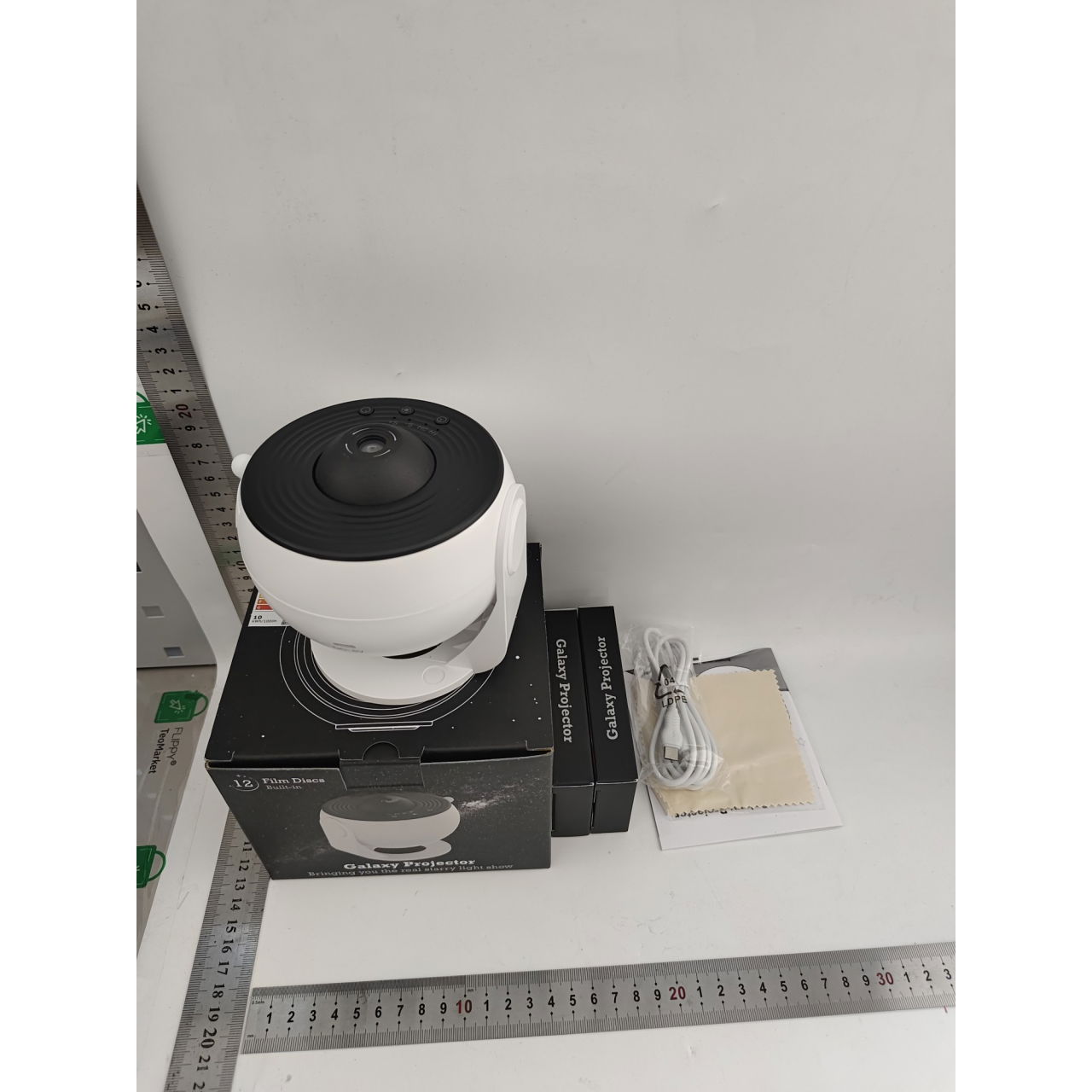 Lampa Tip Proiector Galaxie, Flippy, pentru Dormitor, Tematica Cer Instelat, Model Glob, HD, Rotire 360 de Grade, 13 Imagini, Incarcare USB, 5 W, 11.2x10.8x10.9 cm, Alb Negru [2]