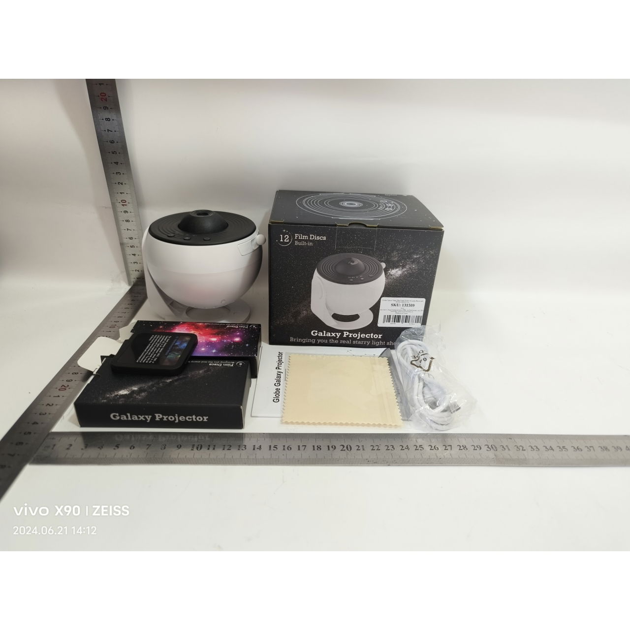 Lampa Tip Proiector Galaxie, Flippy, pentru Dormitor, Tematica Cer Instelat, Model Glob, HD, Rotire 360 de Grade, 20 de Imagini, Incarcare USB, 10 W, 15x15 cm, Alb Negru [2]